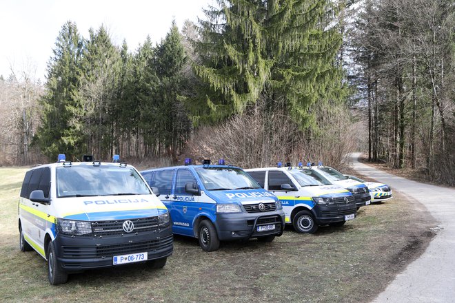 Dostop do gozda, v katerem je živel pokojnik, je bil včeraj še vedno onemogočen. FOTO: Marko Feist/Slovenske novice