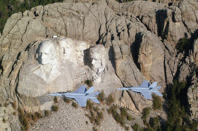 Več posnetkov so prispevali piloti vojaških letal  F/A-18E Super Hornets, na arhivski fotografiji v Južni Dakoti leta 2006. FOTO:  Stringer. Delo