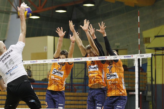 Odbojkarji moštva ACH Volley so le strli odpor igralcev kluba Calcit Volley. FOTO: Leon Vidic/Delo