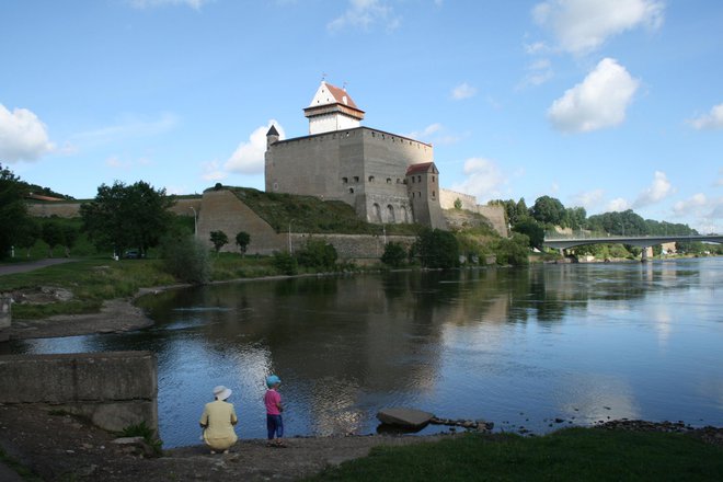 Grad na estonski strani mejne reke, v ozadju Most prijateljstva. FOTO: Marko Gams