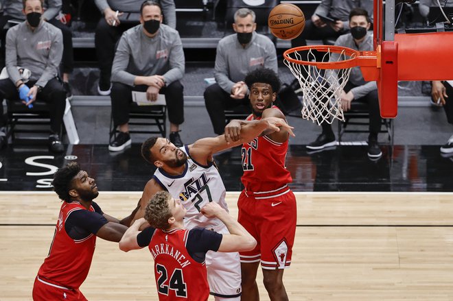 Utah je tudi v Chicagu potrdil vodilni položaj v NBA, v 31. zmagi pa je bil izjemen tudi francoski center Rudy Gobert (v sredini), ki je bil za las ob trojni dvojček. FOTO: Kamil Krzaczynski/Usa Today Sports