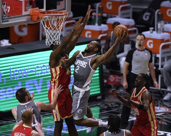 Kawhi Leonard je bil prvi strelec LA Clippers pri zmagi proti Atlanti. FOTO: Harry How/AFP