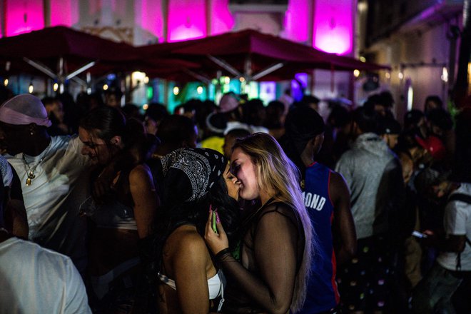 Mestne oblasti v Miamiju, ki so ga v okviru spomladanskih počitnic (spring brake) preplavile množice študentov, so podaljšale izredno stanje, da bi zaustavile širjenje koronavirusa. FOTO: Chandan Khanna/Afp<br />
<br />
&nbsp;