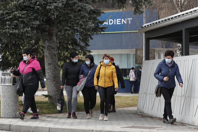 Adient v Slovenj Gradcu (na fotografiji) dokončno zapira vrta, za ormoški Safilo pa je menda še nekaj upanja. FOTO: Leon Vidic/Delo