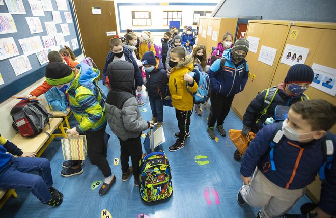 Prezračevalni sistemi v šolah so postali vroča tema. Epidemija je potegnila na plano vse težave prezračevanja in tudi zastarelega pravilnika (fotografija je simbolična). FOTO: Jože Suhadolnik/Delo