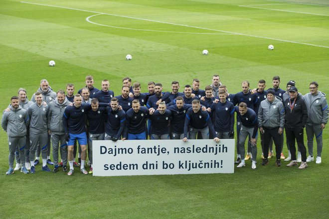 Slovenski reprezentanti in člani strokovnega štaba so na posrečen način zaželeli srečo sebi in mlajšim kolegom v izbrani vrsti U-21. FOTO: Jure Eržen