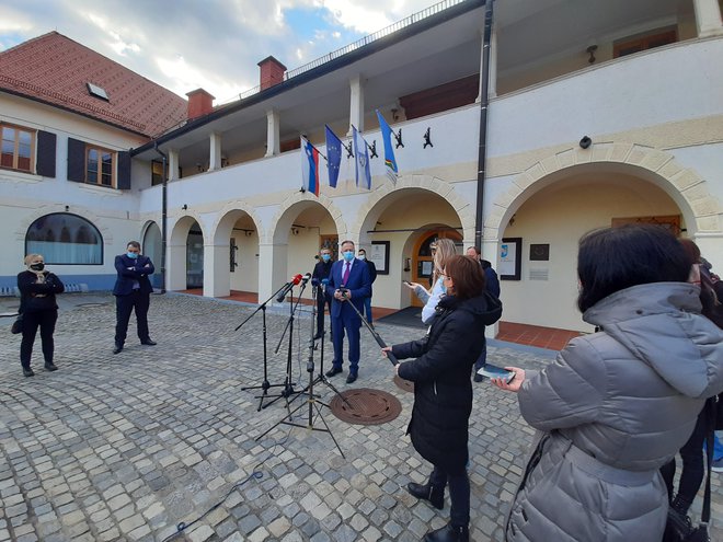 Ministra za gospodarstvo in delo Zdravko Počivalšek in Janez Cigler Kralj sta v Slovenj Gradec prišla na prošnjo slovenjgraškega župana Tilna Kluglerja. FOTO: Mateja Kotnik/Delo