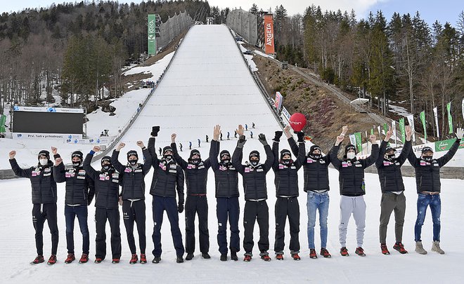 Slovenski smučarski skakalci dobro razpoloženi pričakujejo današnje kvalifikacije na letalnici bratov Gorišek. FOTO: Žiga Živulovič jr./BOBO