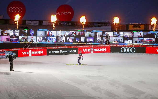 Spodbude virtualnih navijačev so junaki zime deležni na velikih zaslonih v izteku skakalnice v Planici.Takole je bilo decembra. FOTO: Matej Družnik/Delo