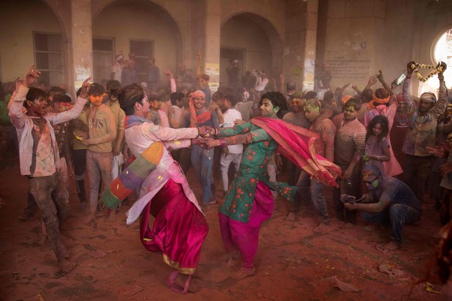 Hindujski bakti sodelujejo na tradicionalnem praznovanju spomladanskega praznika barv (Lathmar Holi )v templju v vasi Barsana v indijski zvezni državi Uttar Pradesh. FOTO: Xavier Galiana/Afp