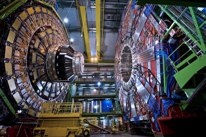 Znanstveniki že od leta 2014 v meritvah trkov LHCb, enega od štirih velikih eksperimentov v trkalniku, opažajo odstopanja v razpadanju kvarkov b.&nbsp;FOTO: Cern&nbsp;