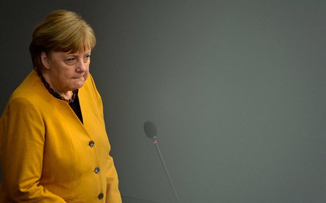 Kanclerka Angela Merkel se je opravičila za napačno odločitev o zaprtju gospodarstva za dodatna dva dni med velikonočnimi prazniki. FOTO: Tobias Schwarz/AFP