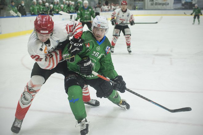 Hokejisti Olimpije (zeleni dresi) in Jesenic (beli) bodo tudi v četrtfinalu alpske lige branili čast slovenskega hokeja. FOTO: Jure Eržen