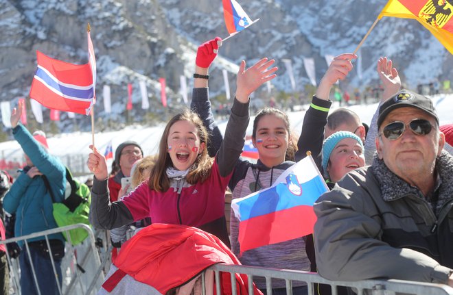 V Planici je letos manj živahno kot sicer ob koncu skakalne sezone, na virtualnih tribunah navijamo od doma. FOTO: Marko Feist/Slovenske novice