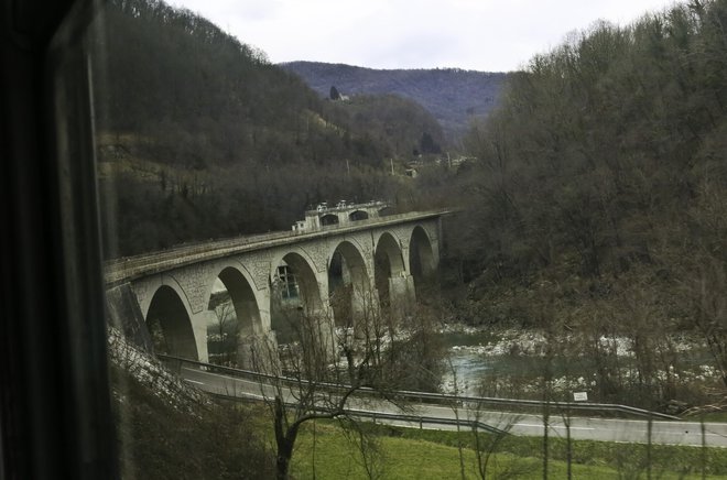 Posodobimo pravočasno bohinjsko progo, saj je ena in edina obvozna proga, ki bo lahko zelo olajšala rešitev ljubljanskega prometnega problema. Foto Jože Suhadolnik/Delo