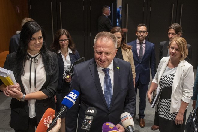 V javnosti se že nekaj tednov ugibanja o tem, da utegnejo nekateri poslanci zapustiti poslansko skupino SMC. FOTO: Voranc Vogel/Delo