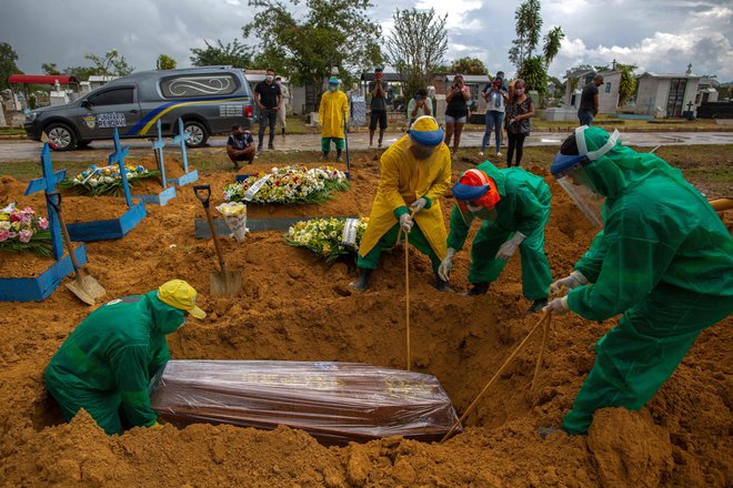 V Braziliji, ki po smrtih zaostaja le za ZDA, je umrlo več kot 300.000 bolnikov s covidom-19. Foto Michael Dantas/AFP