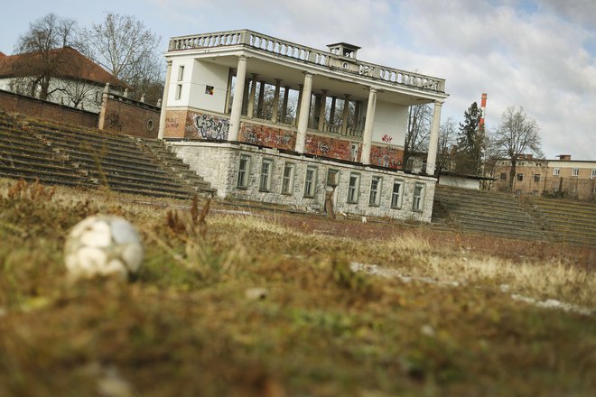 Plečnikov stadion iz dneva v dan bolj razpada, pristojnim varuhom kulturne dediščine pa se ne mudi pretirano s sanacijo. FOTO Leon Vidic/Delo