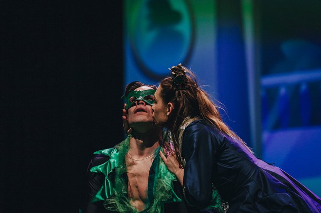 Princeska (Eva Tancer) poljubi Žabca (Jurij Batagelj). FOTO: Studiodor/Gledališče Koper