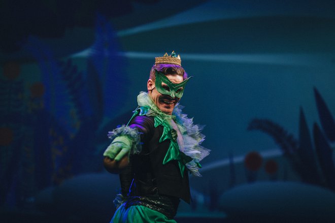 Žabec (Jurij Batagelj) zahteva uresničitev Princeskinih obljub. FOTO: Studiodor/Gledališče Koper