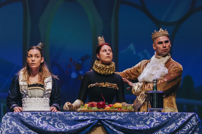 Princesko (Eva Tancer), Kraljico (Noemi Bak) in Kralja (Siniša Bukinac) preseneti obisk. FOTO: Studiodor/Gledališče Koper