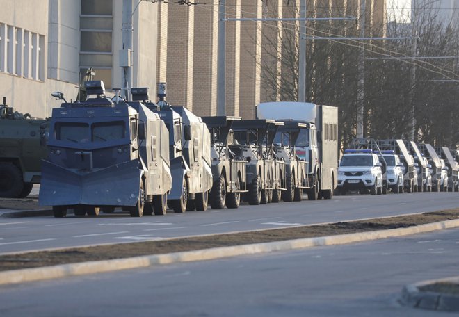 Po podatkih nevladne organizacije Pomlad so do poznega popoldneva aretirali najmanj 20 aktivistov. FOTO: Reuters