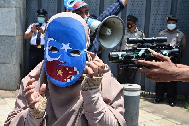 Študentski aktivisti med demonstracijo proti domnevnim kršitvam človekovih pravic kitajske ujgurske manjšinske muslimanske skupine pred kitajskim veleposlaništvom v Džakarti. FOTO: Adek Berry/Afp