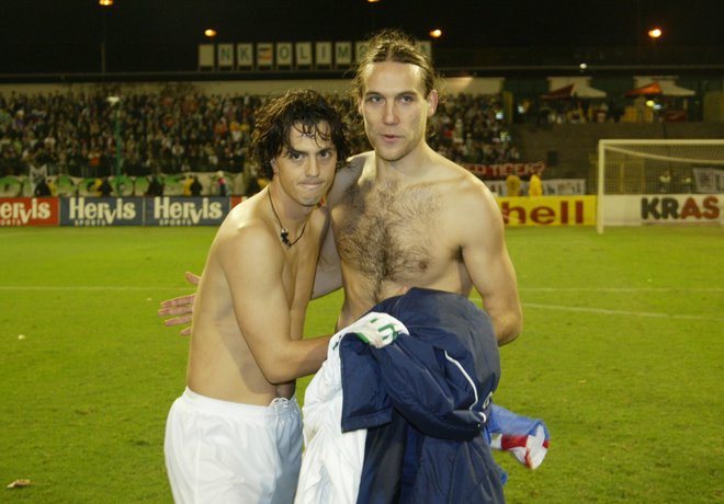 Zlatko Zahović in Dado Prša sta izmenjala drese po veliki bitki za euro 2004. FOTO: Dejan Javornik/Slovenske novice