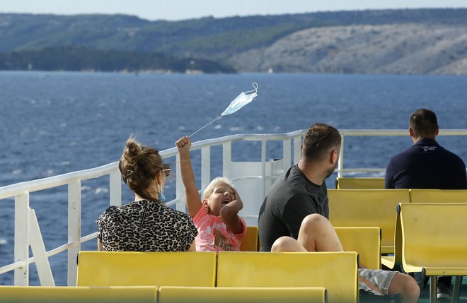 Na morju ni ne virusa ne panike, ki je kot orjaški cunami lezla čez vse kotičke planeta tisti konec marca. FOTO: Matej Družnik/Delo