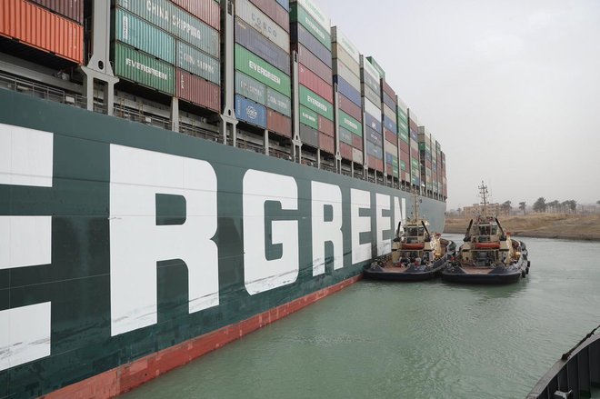 Nasedla tovorna ladja Ever Given. FOTO: Reuters