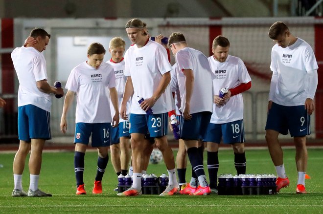 Z majicami z napisom &quot;Spoštovanje na in zunaj igršča,&quot; so norveški nogometaši pred tekmo proti Gibraltarju prišli na igrišče in opozorili na kršenje človekovih pravic v Katarju. FOTO: Jon Nazca/Reuters