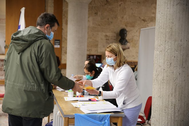 Mnogi bi po cepljenju raje kot majhno potrdilo dobili cepilno knjižico. FOTO: Leon Vidic/Delo