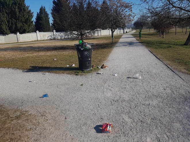 V času epidemije se je spremenil naš odnos do okolja, kar se kaže tudi v smeteh, ki ležijo naokoli. FOTO: Marija Mica Kotnik