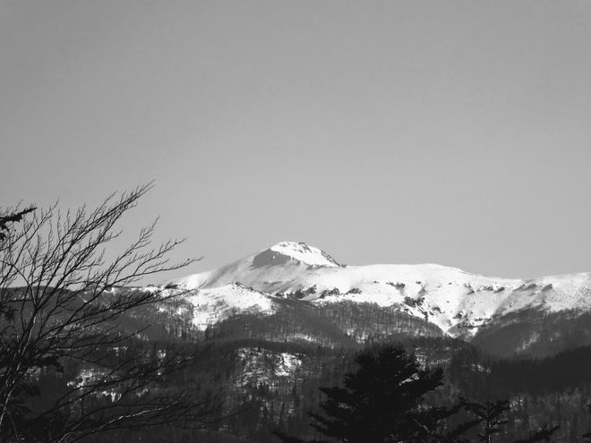 Mogočni Snežnik kot stražar. FOTO: Miroslav Cvjetičanin