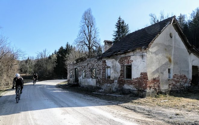 Zadnji metri makadama na povratku v Pudob in Stari trg pri Ložu. FOTO: Miroslav Cvjetičanin