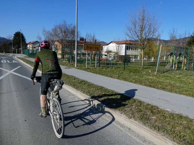 Start in cilj pred Osnovno šolo heroja Janeza Hribarja v Starem trgu. FOTO: Miroslav Cvjetičanin