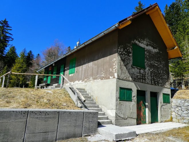 Na cilju ali startu najdaljše državne makadamske ceste v državi: Grda draga. FOTO: Miroslav Cvjetičanin