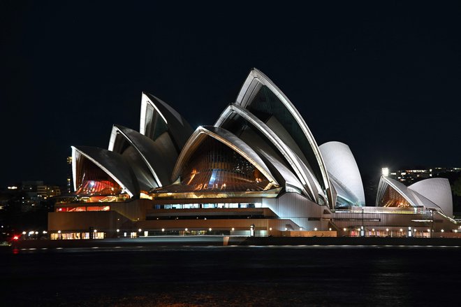 Sydneyska opera, tik preden se je ob 20.30 po lokalnem času za eno uro zavila v temo. FOTO: Steven Saphore Afp
