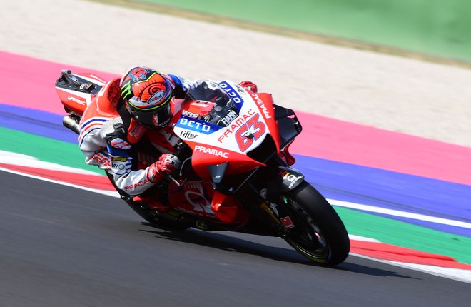 Francesco Bagnaia je že pokazal dirkalne mišice v razredu motoGP. FOTO: Jennifer Lorenzini/Reuters