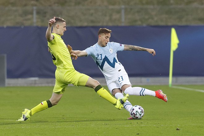 Žan Kolmanič je preigraval Čehe, ki so po sreči z avtogolom prišli do točke. FOTO: Leon Vidic