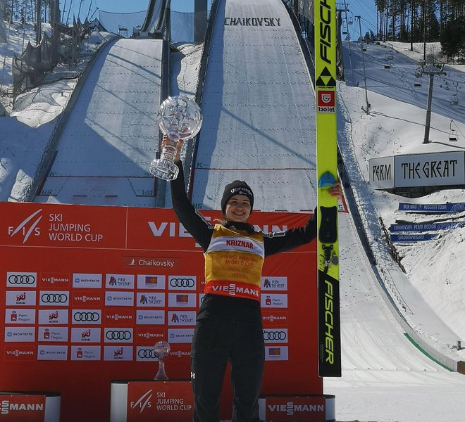 Nika Križnar je komaj držala v rokah veliki globus. FOTO: Sloski