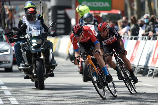 Matej Mohorič (levo) se je spopadel s Thomasom De Gendtom za etapno zmago. FOTO: Josep Lago/AFP