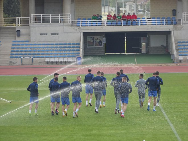 Na Cipru je včeraj vladalo sproščeno delovno vzdušje. Reprezentantov ni motila niti hladna prha med zalivanjem zelenice. FOTO: Jernej Suhadolnik