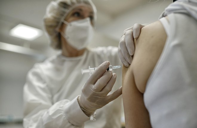 Cepljenje bo v Sloveniji v četrtek doseglo svetovni rekord. Foto Blaz Samec