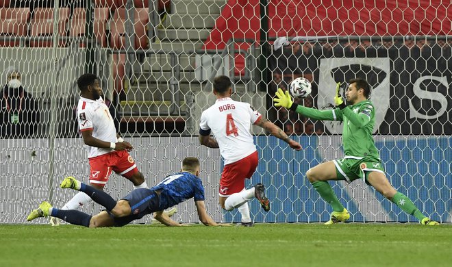 Interjev steber obrambe Milan Škriniar je zabil izenačujoči gol proti Malti in preprečil veliko senzacijo v Trnavi. FOTO: Radovan Stoklasa/Reuters