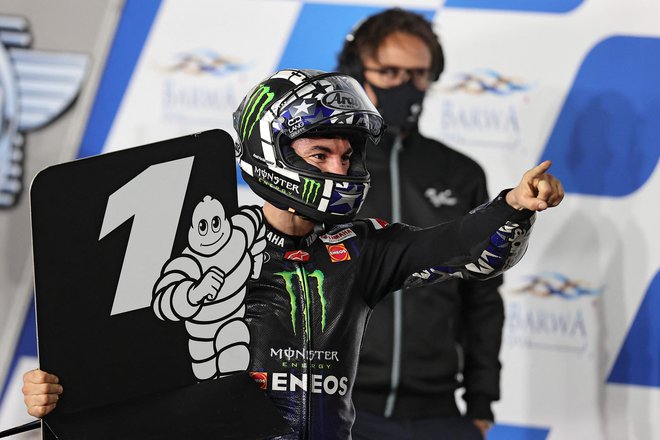 Maverick Vinales je po slabšem štartu začel prehitevati tekmece in prvi prečkal ciljno črto. FOTO: Karim Jaafar/AFP