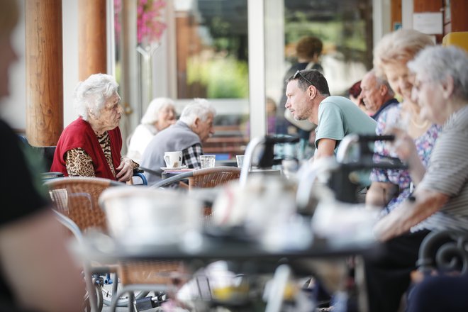 Socialni delavci lahko uspešno pomagajo le tako, da so med ljudmi. FOTO: Uroš Hočevar/Delo