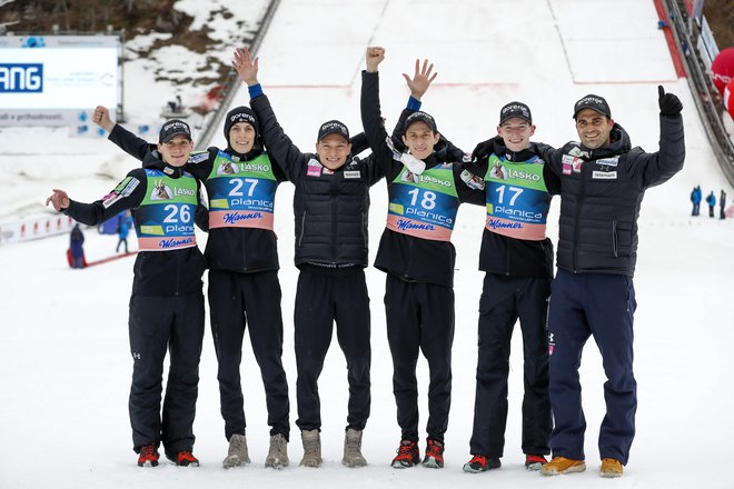 Slovenski smučarski skakalci Domen Prevc, Bor Pavlovčič, Anže Lanišek, Peter Prevc in Žiga Jelar (na fotografiji z leve) so se takole z glavnim trenerjem Robertom Hrgoto (desno) po končanem finalu postavili pred fotografske objektive v izteku letalnice bratov Gorišek. FOTO: Matej Družnik/Delo