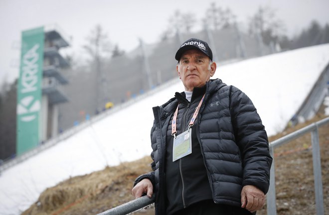 Ljubo Jasnič zelo čustveno doživlja uspehe slovenskih smučarskih skakalcev in skakalk. FOTO: Matej Družnik/Delo