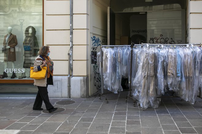 Ostri ukrepi zaprtja javnega življenja bodo veljali od 1. do vključno 11. aprila. FOTO: Voranc Vogel/Delo